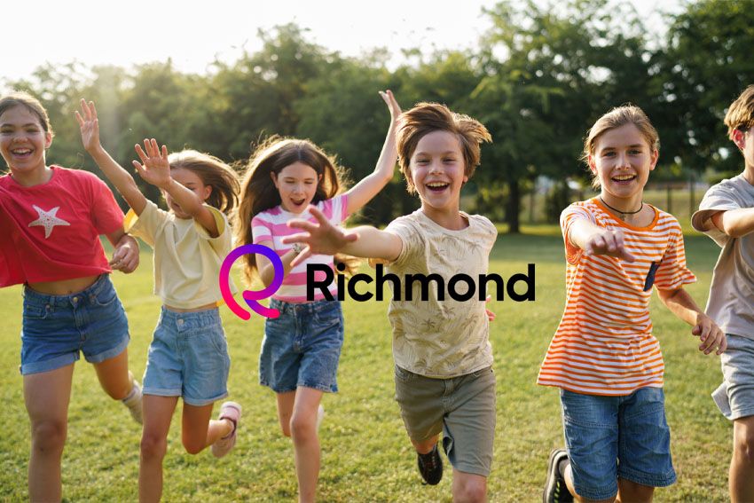 Chicos corren felices al aire libre, junto al logo de Richmond