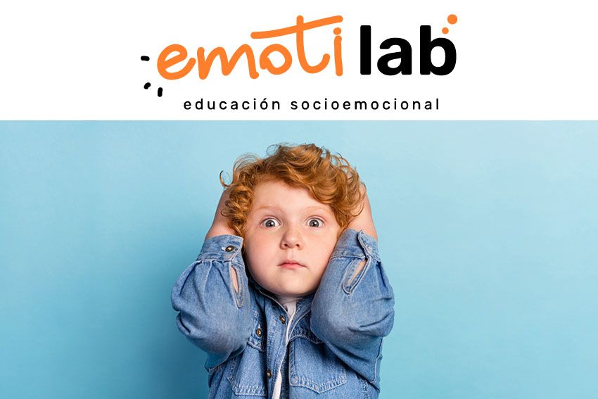 Un niño con expresión de sorpresa, junto al logo de Emotilab