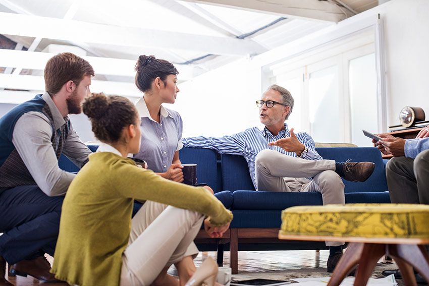 Equipo directivo reunido conversando sobre la planificación del colegio
