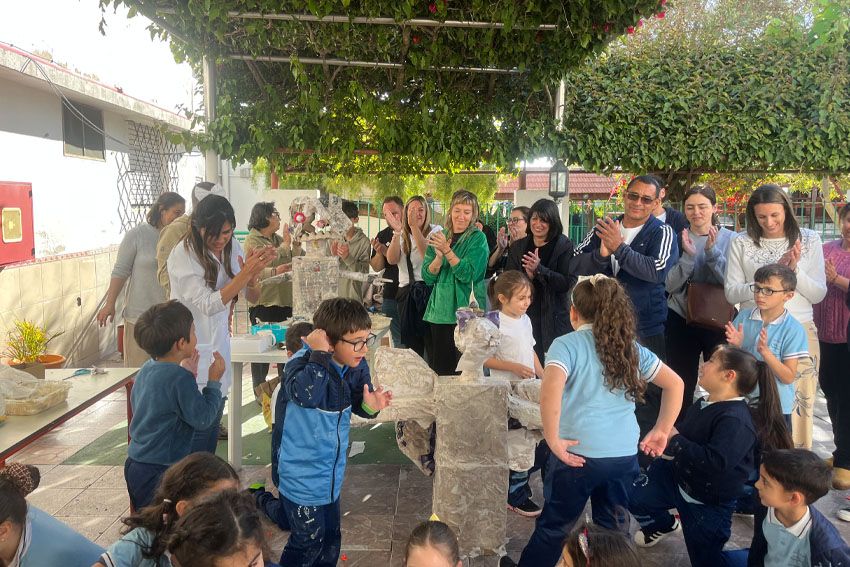 Familias, docentes y estudiantes comparten una actividad en el patio del colegio